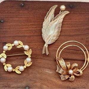 Elegant Gold and Pearl Brooch Set